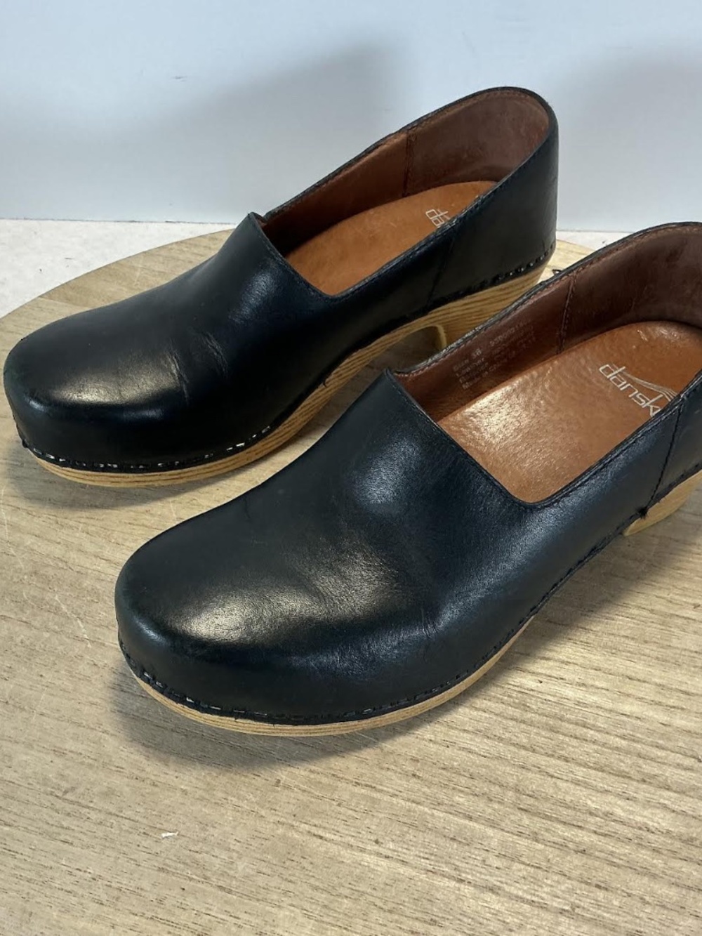 Dansko Women’s 38 US 7.5-8 Black Leather Clogs Shoes Wood Look Heel - Picture 3 of 8